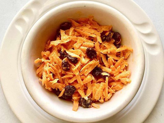 Carrot salad with raisins is a healthy and delicious choice