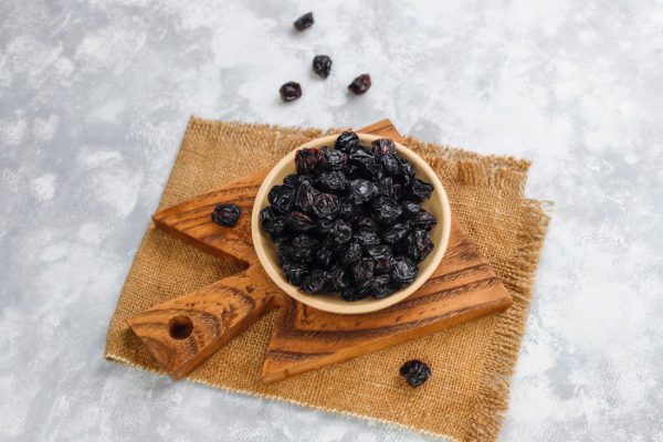 Safety Tips for Giving Raisins to Infants Safety Tips for Giving Raisins to Infants