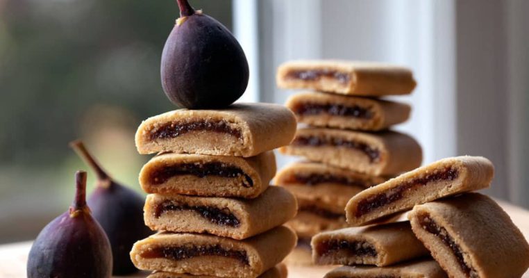Delicious biscuits with figs