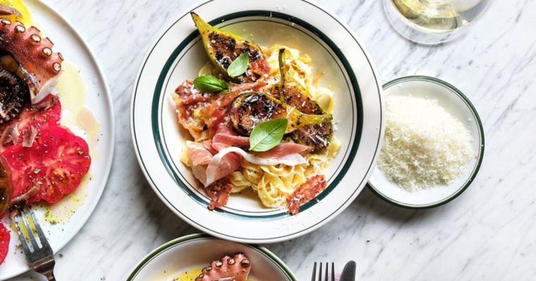 Pasta with figs and sauce