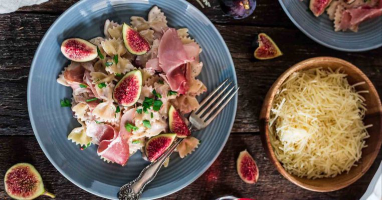 Pasta with sauce and unripe figs