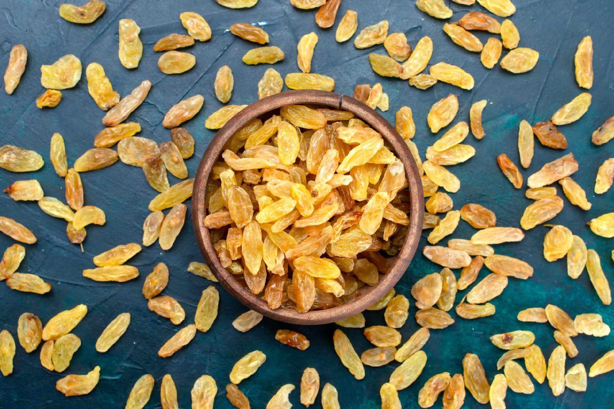 dried-raisins-inside-outside-brown-pot