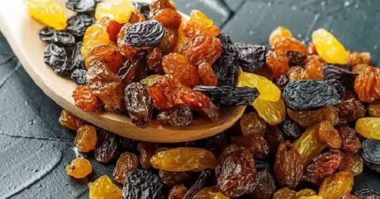 Black and golden Kismis in one bowl — a perfect harmony of taste, color, and natural sweetness