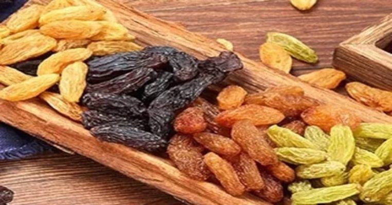 Sweet, juicy, and full of energy – a plate of golden kismis ready to brighten your day