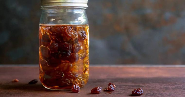 Refresh your day with a glass of nutrient-packed kismis water!