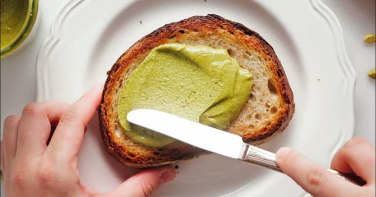 Freshly spread pistachio cream on warm bread – a little taste of heaven