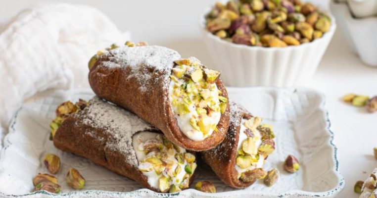 Crunchy shell, creamy pistachio filling – the cannoli you’ve been dreaming of!