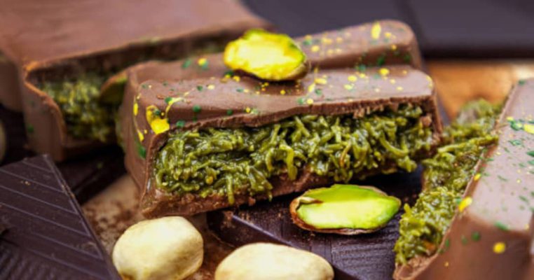 Sweet, crunchy, and irresistibly nutty – your perfect pistachio chocolate escape
