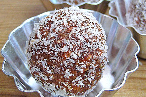 Pakistani Date and Nut Ladoo