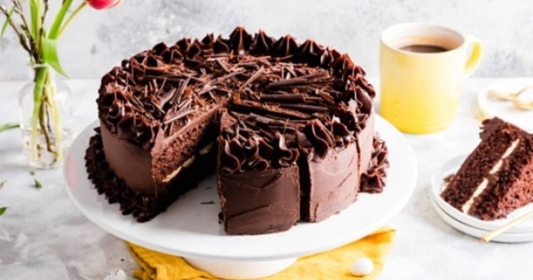 Pistachio milk cake with chocolate