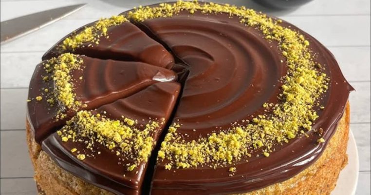 A perfect match of creamy pistachio milk cake and smooth chocolate — sweetness redefined!