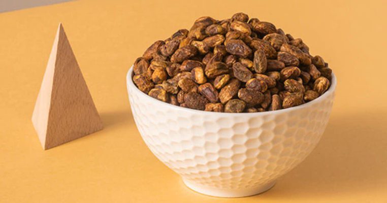 رائحة التحميص تملأ الجو... والفستق يتحول إلى ذهب مقرمش