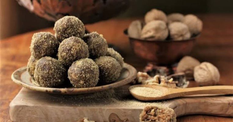 لقمة حلاوة طبيعية.. تين مجفف يعانق الجوز المقرمش في كرة صغيرة مليئة بالطاقة