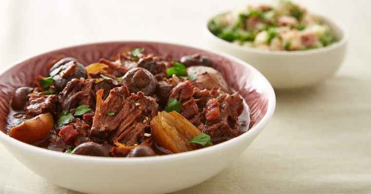 يخنة اللحم بالزبيب التقليدية