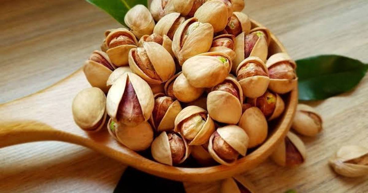 Raw pistachios