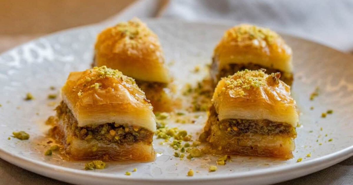 حاوية بقلاوة فستق